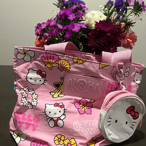 ALOHA Collection Pink Hello Kitty Tote with Coin Purse - Picture 2 of 12